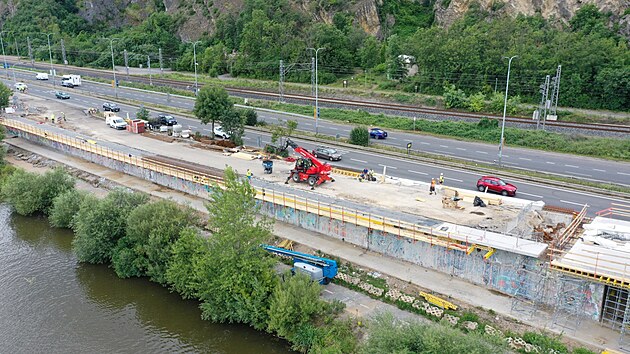 Kvůli úpravě technologií a původně neplánovaným krokům při opravě Barrandovského mostu se jeho rekonstrukce zřejmě protáhne. (2. srpna 2022)
