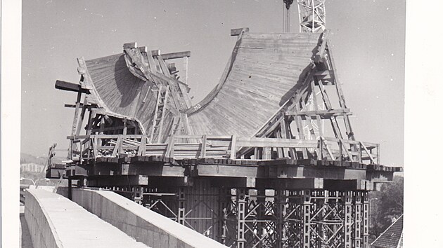Stavba a instalace plastiky Rovnováha na úpatí Barrandovského mostu