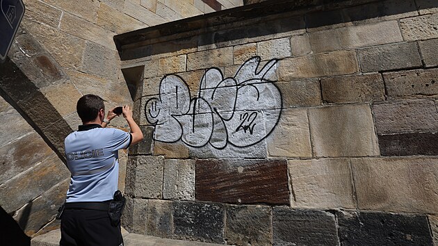 Na Karlův most někdo nasprejoval graffiti. (4. srpna 2022)