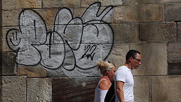 Na Karlův most někdo nasprejoval graffiti. (4. srpna 2022)