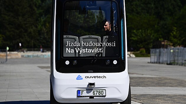 Na Výstavišti v Praze si lidé mohou vyzkoušet jízdu samořídicím minibusem. (9. srpna 2022)
