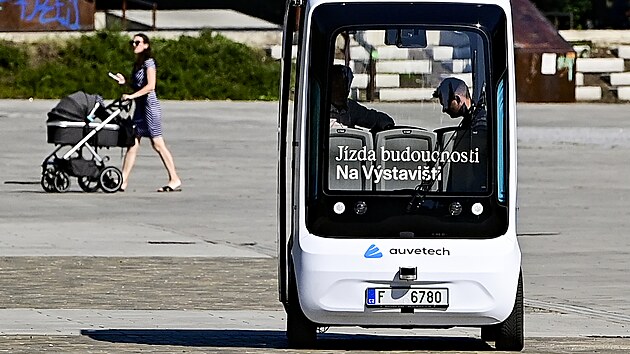 Na Vstaviti v Praze si lid mohou vyzkouet jzdu samodicm minibusem. (9. srpna 2022)