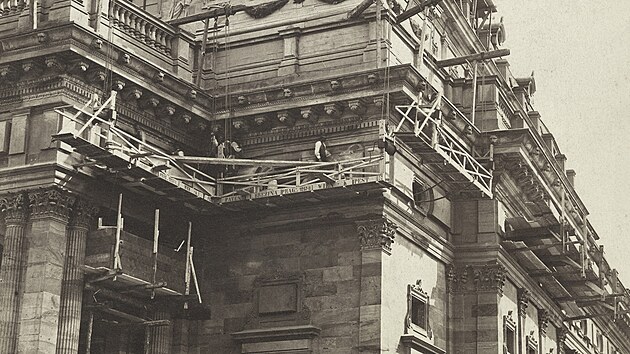 Dokonovac prce na stavb Nrodnho divadla ped porem v roce 1881