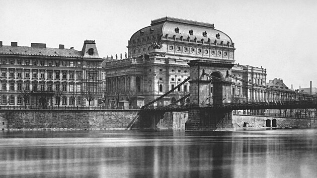 Nrodn divadlo ped porem v roce 1881. Na snmku je za etzovm mostem dobe vidt tehdej Prozatmn divadlo