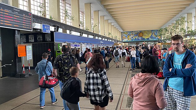 Kvůli poruše trakčního vedení stojí koridor spojující Čechy a Moravu, na nádraží v Pardubicích čekají desítky lidí na své spoje. (6. srpna 2022)