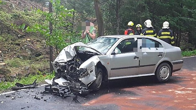 Na Šumpersku se čelně srazila dvě auta, záchranáři do nemocnice převezli čtyři lidi. (6. srpna 2022)