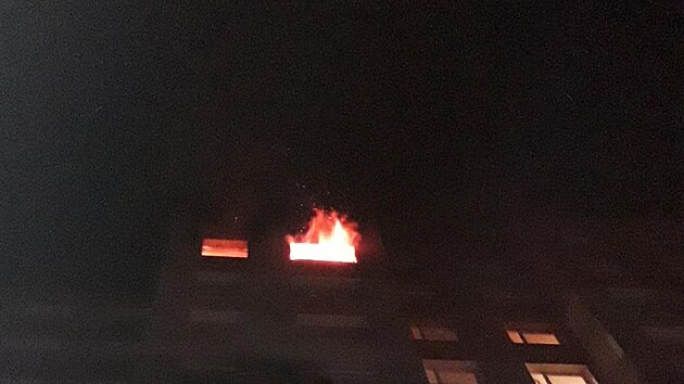 V noci na neděli hořel byt v Berouně, hasiči vyhlásili druhý stupeň poplachu. (7. srpna 2022)