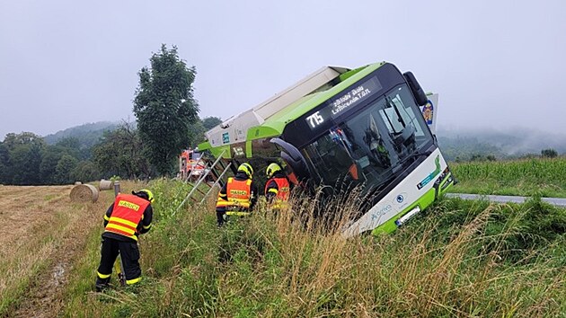 Ti jednotky hasi vyproovaly elektroautobus z pkopu na Frdecko-Mstecku. (6. srpna 2022)