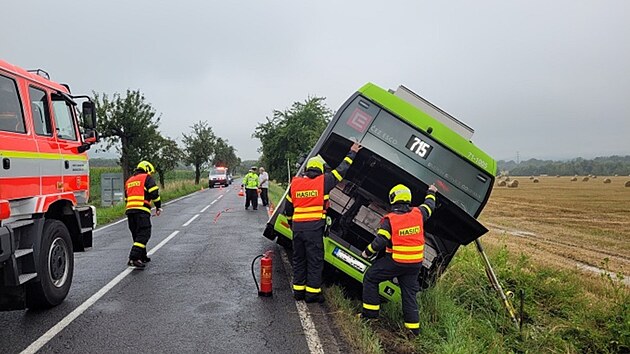 Ti jednotky hasi vyproovaly elektroautobus z pkopu na Frdecko-Mstecku. (6. srpna 2022)