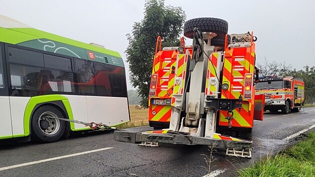 Ti jednotky hasi vyproovaly elektroautobus z pkopu na Frdecko-Mstecku. (6. srpna 2022)