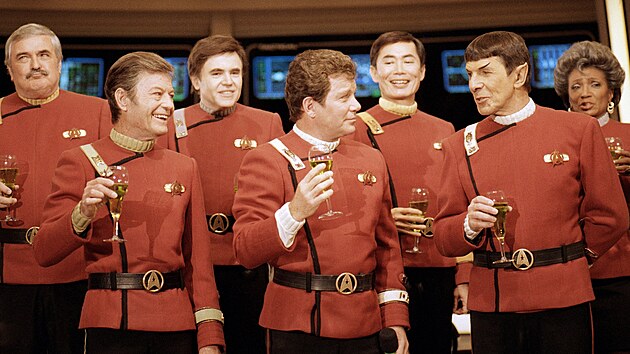 Nichelle Nicholsov (zcela vpravo) v serilu Star Trek. Snmek z roku 1988