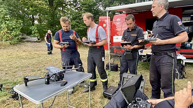 Hasii pipravuj drony k monitorovn situace pi porech v eskm vcarsku. (1. srpna 2022)
