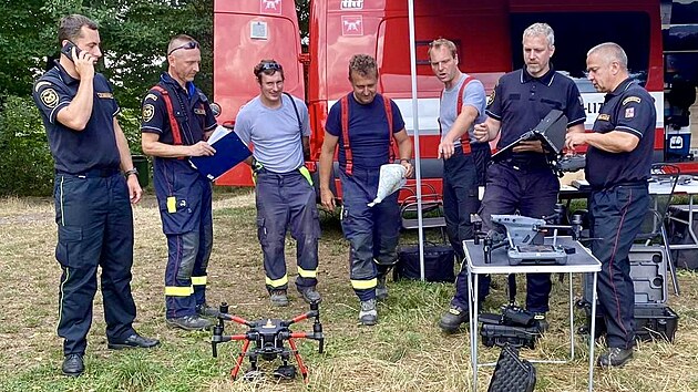 Hasii pipravuj drony k monitorovn situace pi porech v eskm vcarsku. (1. srpna 2022)