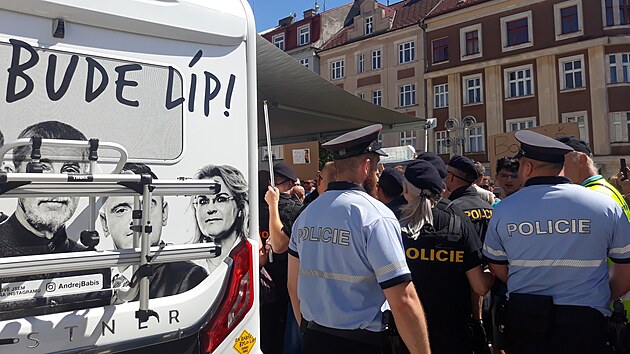 Policisté dohlíejí na situaci na mítinku Andreje Babie v Táboe. (4. srpna...