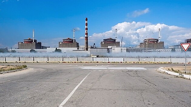 Celkový pohled na jadernou elektrárnu Záporoží na území pod ruskou vojenskou kontrolou na jihovýchodě Ukrajiny. Ruská armáda uvedla, že ukrajinské ostřelování elektrárny způsobilo přepětí a požár a přinutilo personál snížit výkon dvou reaktorů. Fotografie je pořízená z videa zveřejněného tiskovou službou ruského ministerstva obrany. (7. srpna 2022)