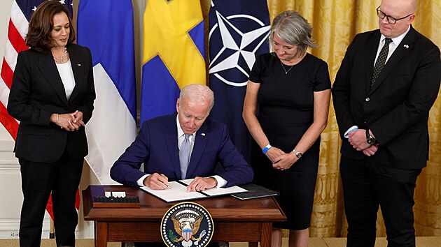 Americk prezident Joe Biden pipojil svj podpis k ratifikaci pihlky Finska a vdska do NATO. (9. srpna 2022)