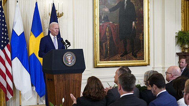 Americk prezident Joe Biden na tiskov konferenci pedtm ne pipojil svj podpis k ratifikaci pihlky Finska a vdska do NATO. (9. srpna 2022)