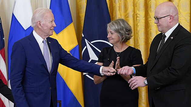 Prezident Joe Biden podv pero Mikko Hautalovi, finskmu velvyslanci v USA, pot, co Biden podepsal ratifikan listiny pro protokoly o pistoupen k Severoatlantick smlouv za republiku Finska a vdskho krlovstv. (9. srpna 2022)