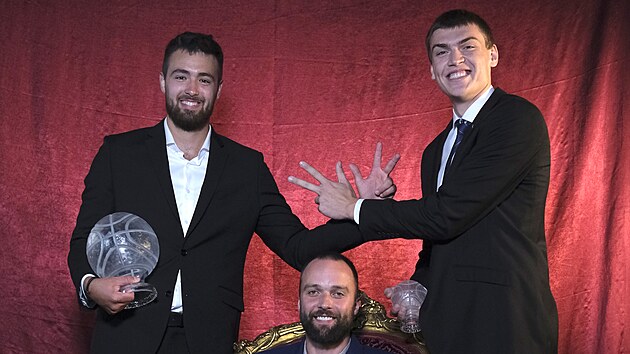 Basketbalisti Matj Snopek (vlevo) Martin Svoboda (vpravo) a Martin Novk bhem udlen cen ankety Basketbalista roku.