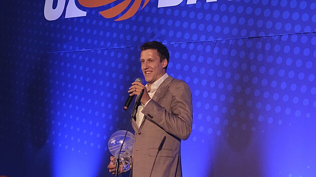 Hr tureckho Fenerbahce Istanbul Jan Vesel pevzal cenu pro nejlepho eskho basketbalistu.