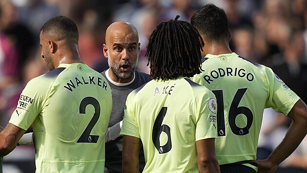 Trenér Manchesteru City Pep Guardiola instruuje své svěřence během zápasu s West Hamem.
