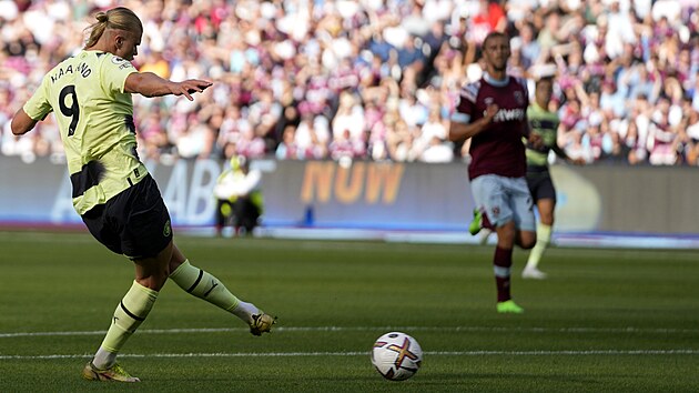 Erling Haaland při svém prvním startu za Manchester City v anglické Premier League zvyšoval na 2:0 v utkání proti West Hamu.