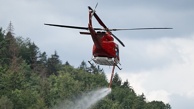Vrtulník hasí lesní požár v národním parku Saské Švýcarsko. (1. srpna 2022)