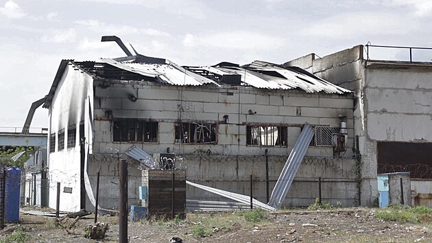 Pohled na zničenou budovu ve věznici Olenivka, kde zemřeli ukrajinští váleční zajatci. (29. července 2022)