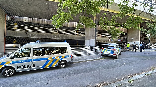 Policie na mst nonho poru v podzemnch garch ve Wilsonov ulici (8. srpna 2022)
