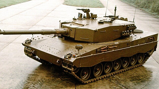 Jeden z posledních prototypů č. 19 už se opravdu velmi podobá produkčním sériím. Všimněte si menších rozdílů na věži a jiného tvarování přední části korby, zde více podobného americkým tankům M1 Abrams.