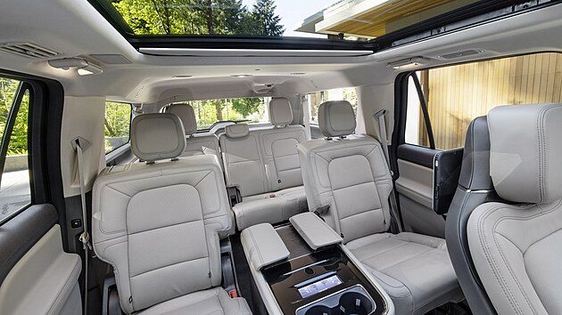 Na třech řadách sedadel Navigator umožňuje velmi komfortní cestování.