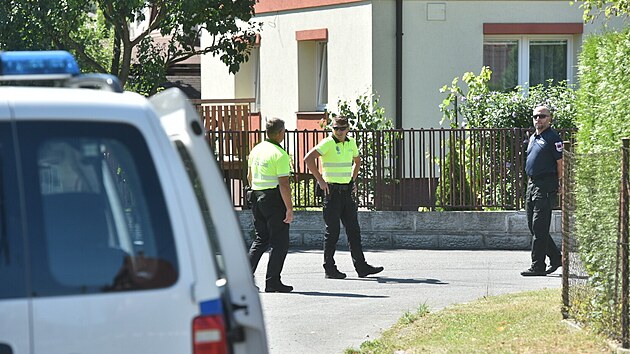 V Rožnově došlo k násilnému trestnému činu, při němž zemřeli dva dospělí a dvě malé děti. Policie na místě událost vyšetřuje.
