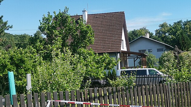 V Ronov dolo k nsilnmu trestnmu inu, pi nm zemeli dva dospl a dv mal dti. Policie na mst udlost vyetuje.