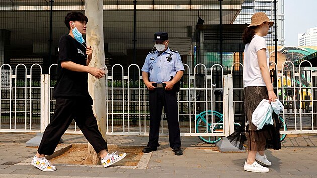 Policie hld americkou ambasdu v Pekingu. (4. srpna 2022)