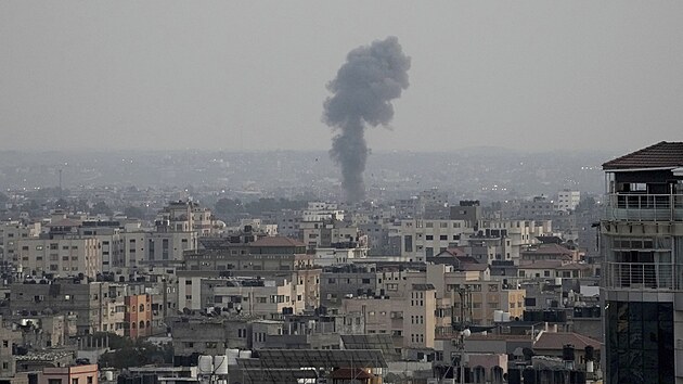 Kou stoup po izraelskch nletech na budovu ve mst Gaza (5. srpna 2022).