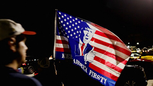 Vlajka na podporu bývalého amerického prezidenta Donalda Trumpa (8. srpna 2022)