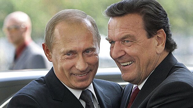 Tehdejší německý kancléř Gerhard Schröder a ruský prezident Vladimir Putin v roce 2005
