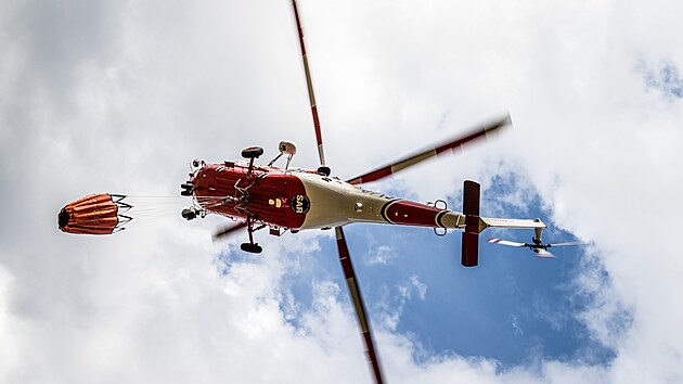 Požár v Národním parku České Švýcarsko, 1. srpna 2022, Hřensko, Děčínsko. Vrtulník W3-A Sokol s bambi vakem na vodu.