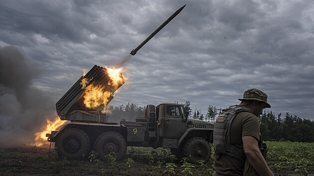 Ukrajinský MSLR BM-21 „Grad“ střílí směrem k ruským pozicím na frontě v Charkovské oblasti na Ukrajině. (2. srpna 2022)