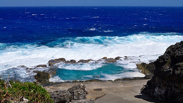 Korálové ostrovy Daitó po svém obvodu ční čtyři až šest metrů nad hladinu moře.