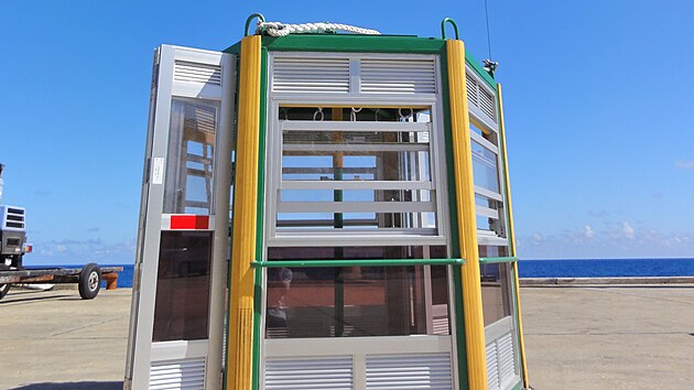 Zast�e�en� kabina klece se pou��v� v nep��zniv�m po�as�.