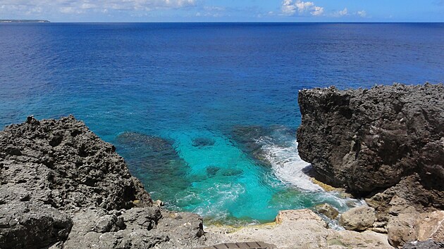 Na ostrově Minami Daitó džima sice nejsou pláže, ale krásy pobřeží vám to...