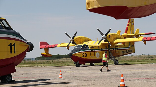 Na letiště Vodochody kolem poledne dorazila z Itálie dvě letadla Canadair. (5. srpna 2022)