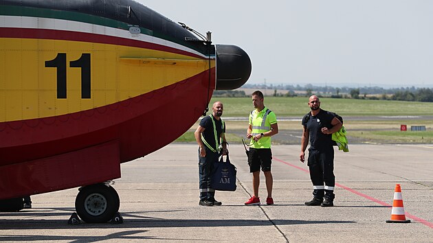 Na letiště Vodochody kolem poledne dorazila z Itálie dvě letadla Canadair. (5. srpna 2022)
