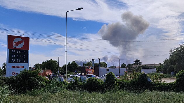 Stoupající kouř po explozích, které byly slyšet od ruské vojenské základny u letoviska Novofedorivka. (9. srpna 2022)