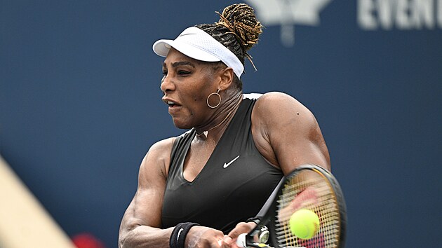 Americká tenistka Serena Williamsová hraje bekhend na turnaji v Torontu.