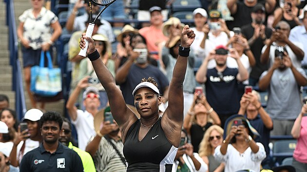 Americká tenistka Serena Williamsová slaví výhru v prvním kole turnaje v Torontu.