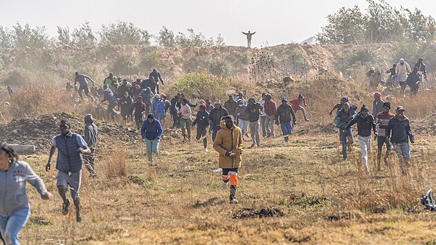 Hromadn znsilnn osmi modelek dlnmi dlnky z ad neleglnch migrant vyvolalo v Jihoafrick republice rozshl protesty. (4. srpna 2022)