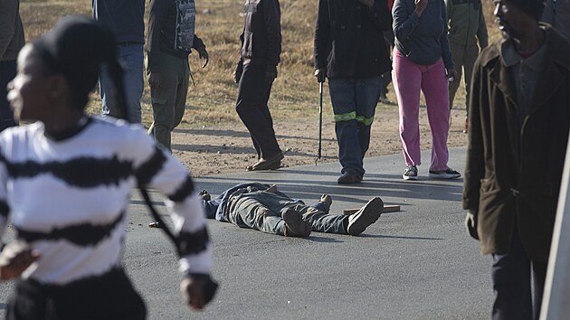 Zbit nelegln dln denk le na zemi. Hromadn znsilnn osmi modelek dlnmi dlnky z ad neleglnch migrant vyvolalo v Jihoafrick republice rozshl protesty. (4. srpna 2022)