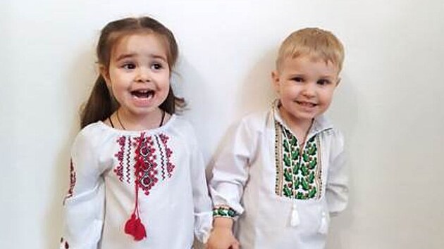 Děti Aniny sestry Mariny Polina a Gleb v ukrajinských krojích